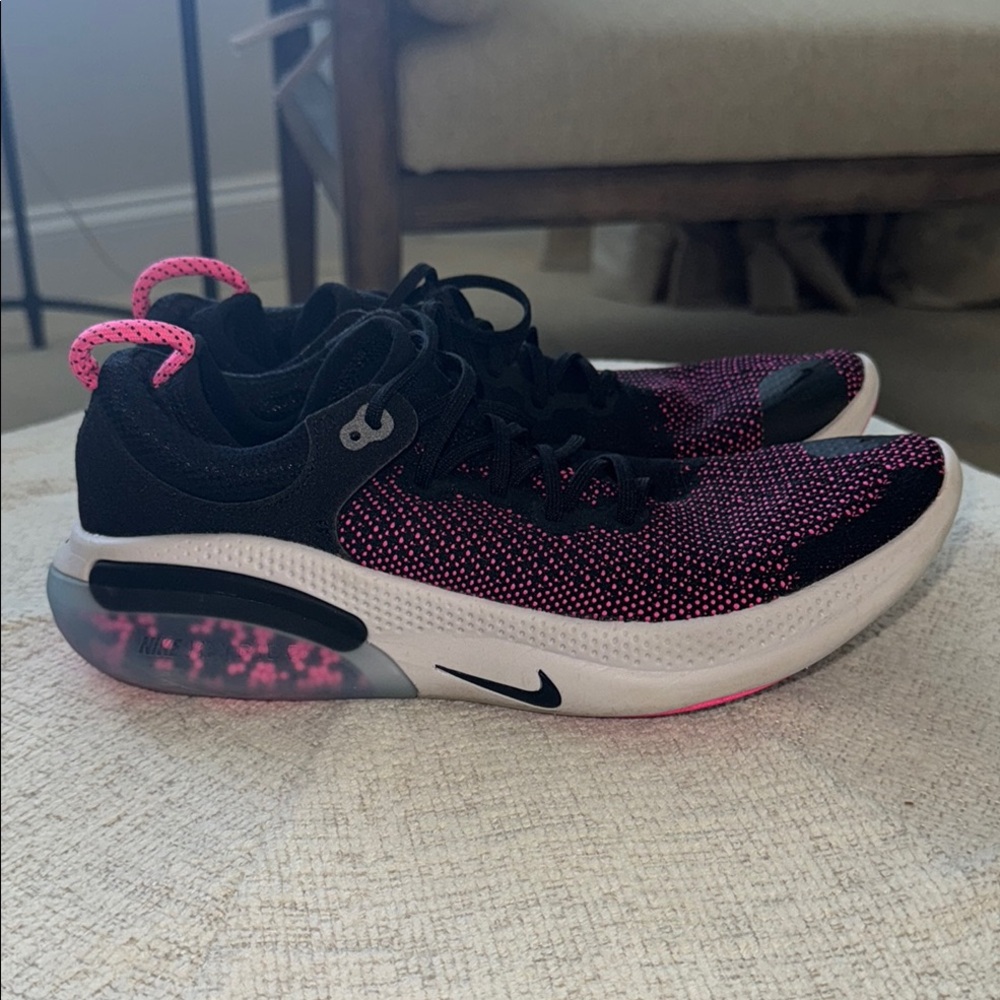 Nike Women's Black and Pink Running Shoes
